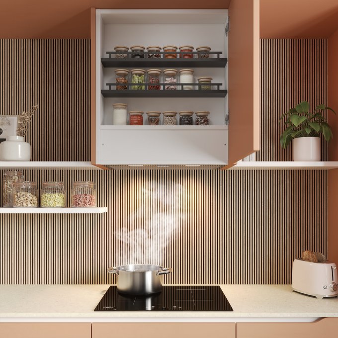 cocina con estanterías abiertas, especias organizadas en frascos, una olla humeante sobre una placa de inducción