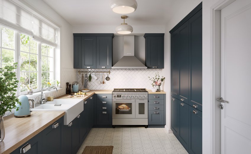 Cocina estilo rural moderno, gabinetes azul oscuro, encimeras de madera